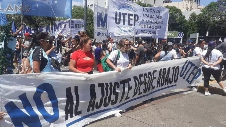 Manifestantes de movimientos sociales en una asamblea