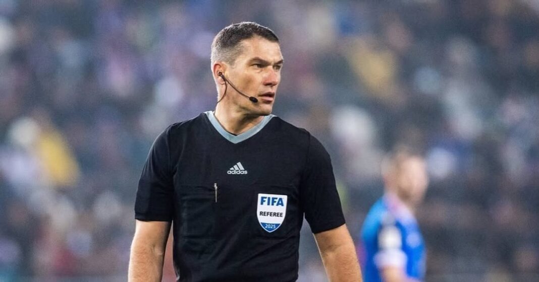 Árbitro István Kovács dirigiendo un partido de fútbol