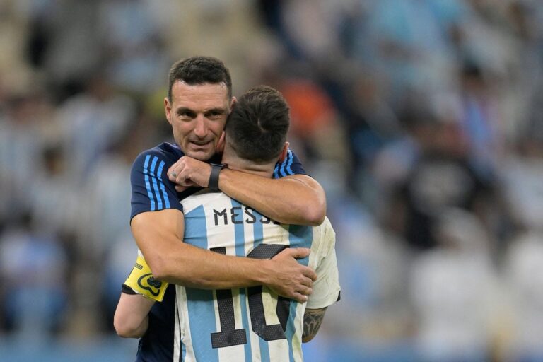 Estadio de fútbol con banderas de Argentina durante un partido del Mundial