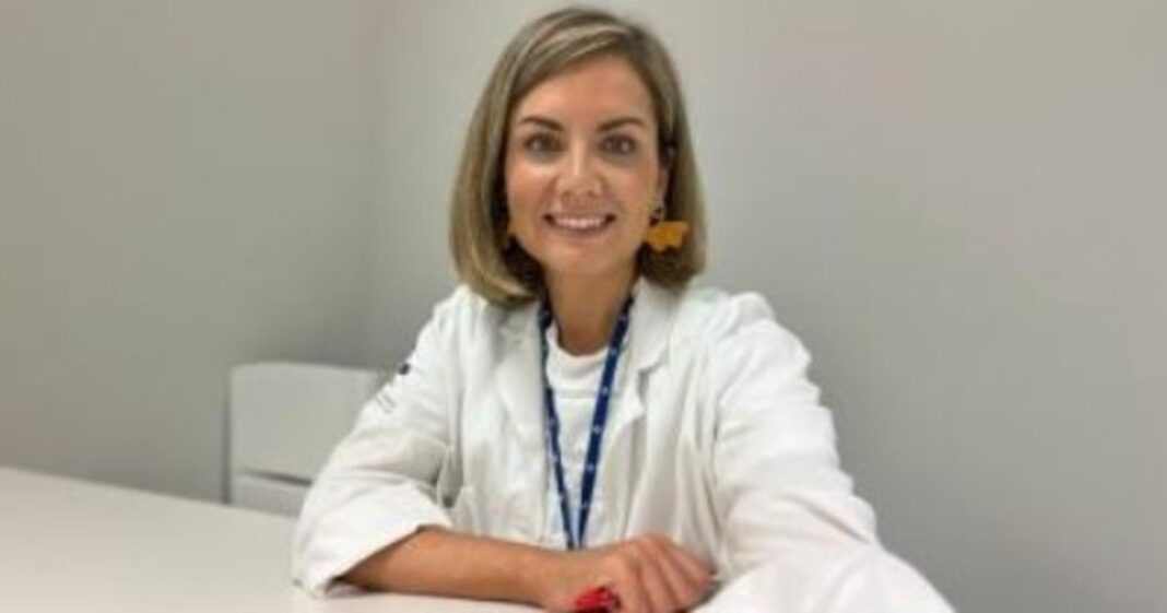 Persona con dolor de cabeza en un entorno laboral