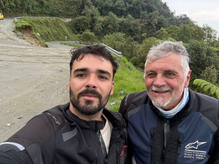 Padre e hijo en moto durante viaje de Córdoba al Mundial de fútbol