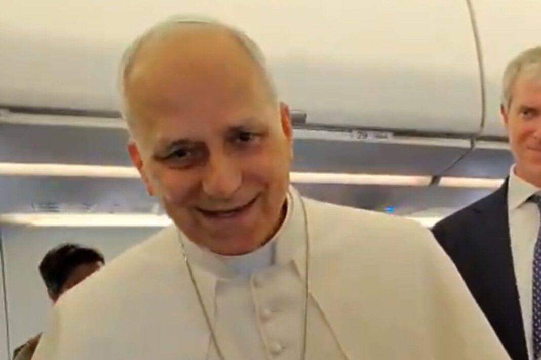 Papa León XIV sonriendo en un avión