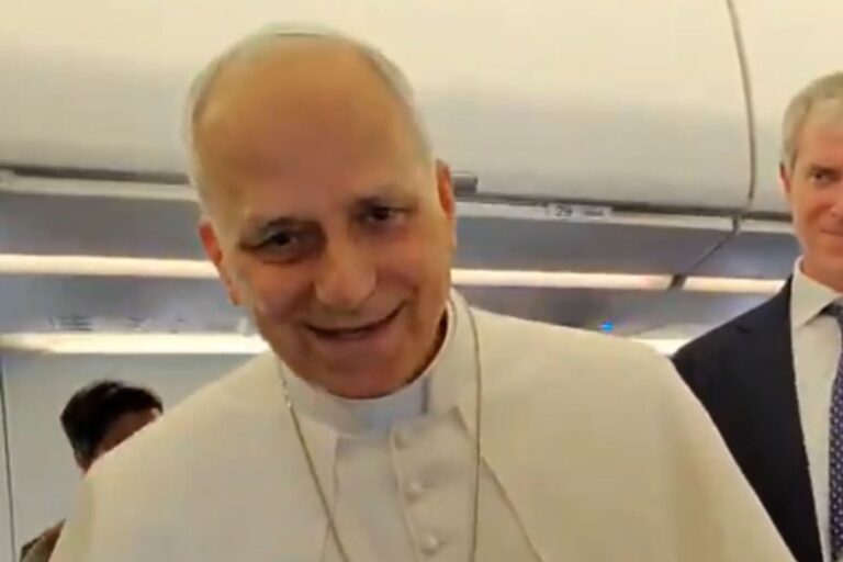 Papa León XIV sonriendo en un avión
