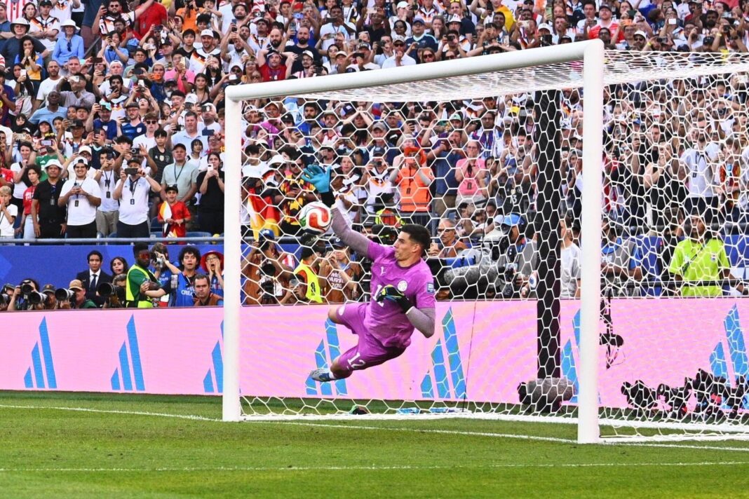 Arquero Orlando Gill atajando un penal durante el partido entre Paraguay y Alemania en el Mundial 2026