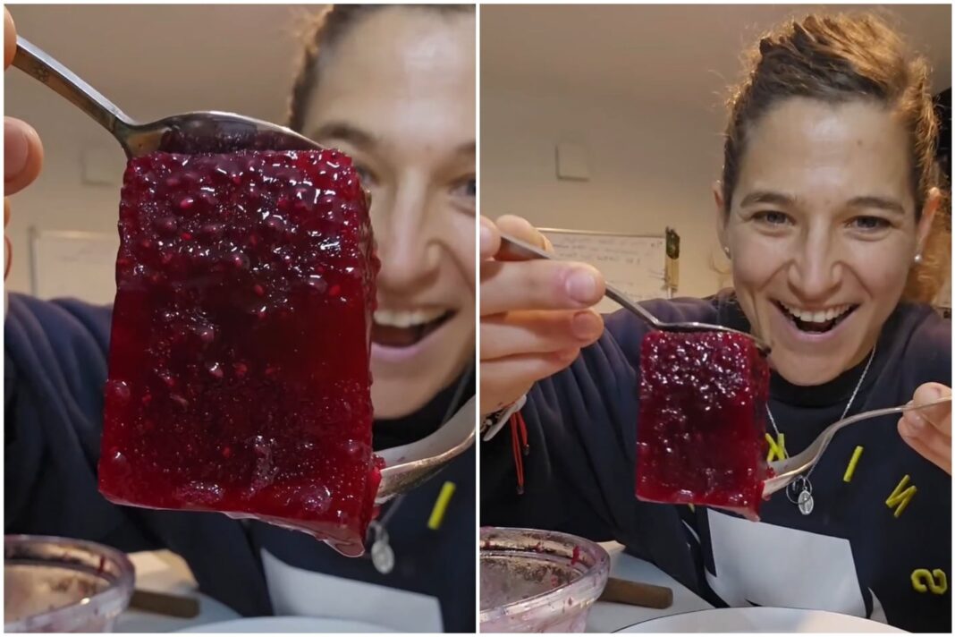 Paula Pareto sosteniendo un frasco con gelatina de chía y remolacha