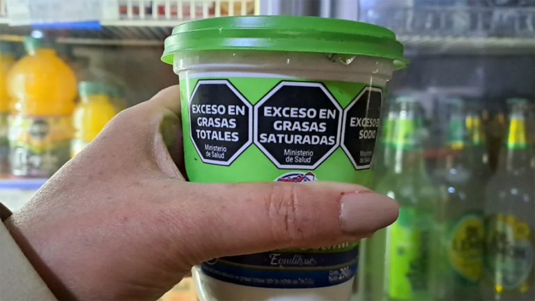 Sellos octogonales negros de advertencia en envases de alimentos