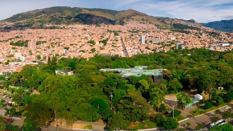 Vista de Medellín con cielo nublado