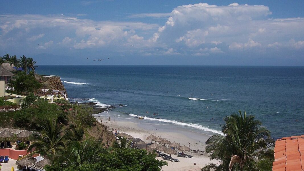 Mapa del clima en Bahía de Banderas con indicadores de temperatura y nubosidad