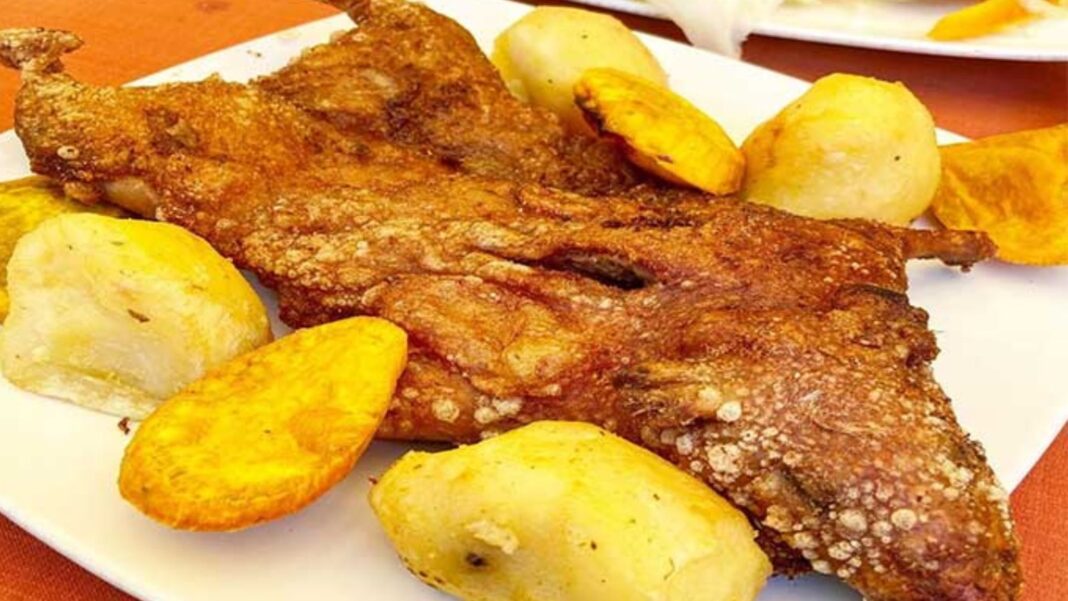 Cuy chactado servido con papas y maíz