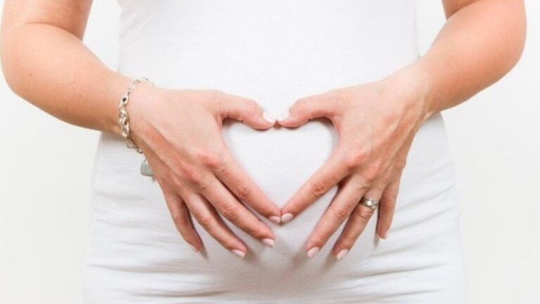 Mujer consultando con un médico sobre fertilidad