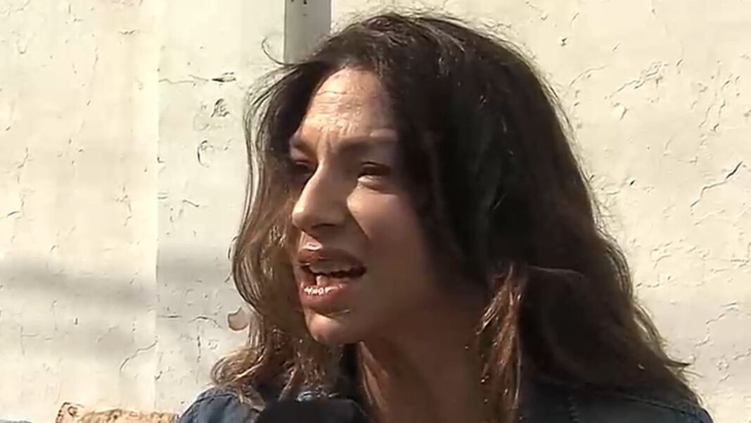 Romina Gaetani hablando con la prensa frente a la casa velatoria