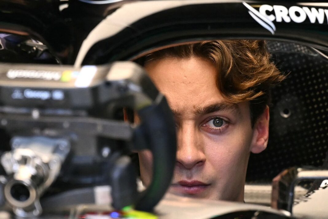 George Russell y Andrea Kimi Antonelli en el garaje de Mercedes