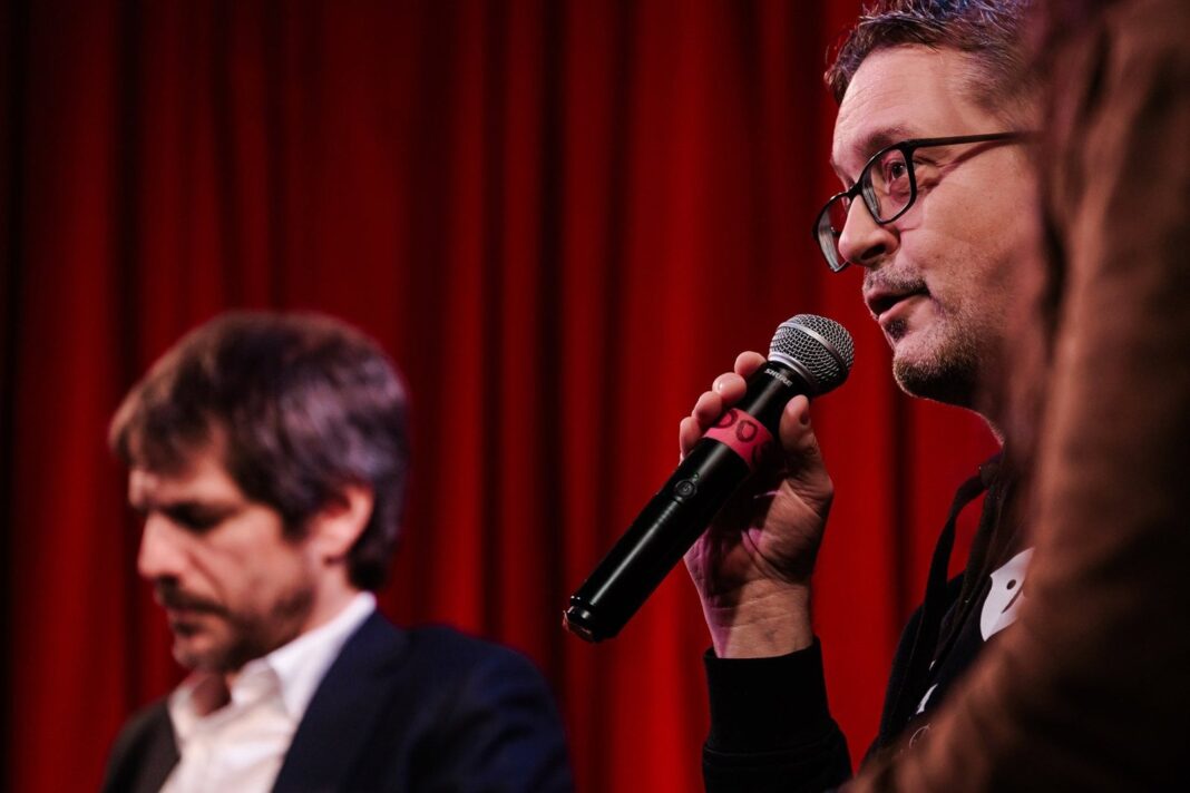 Interior de una sala de música en vivo con escenario y público