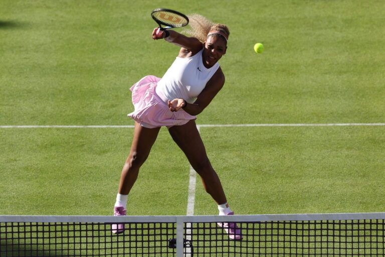 Serena Williams y Victoria Mboko en el court central de Queen's Club