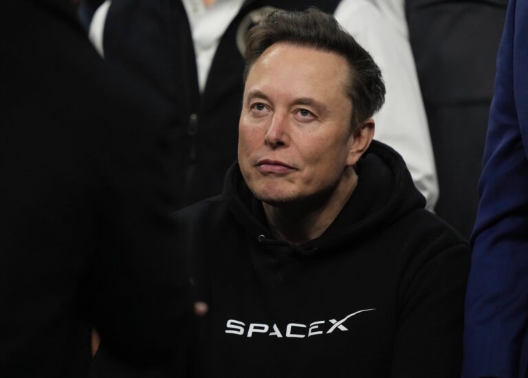 Logo de SpaceX en la fachada de un edificio corporativo