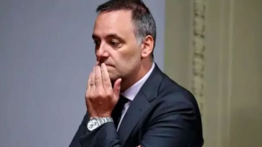 Publicación de Susy Deco con referencia a Manuel Adorni promocionando almohadones