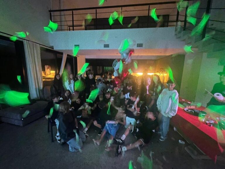 Personas compartiendo pizza y bebidas en un evento deportivo