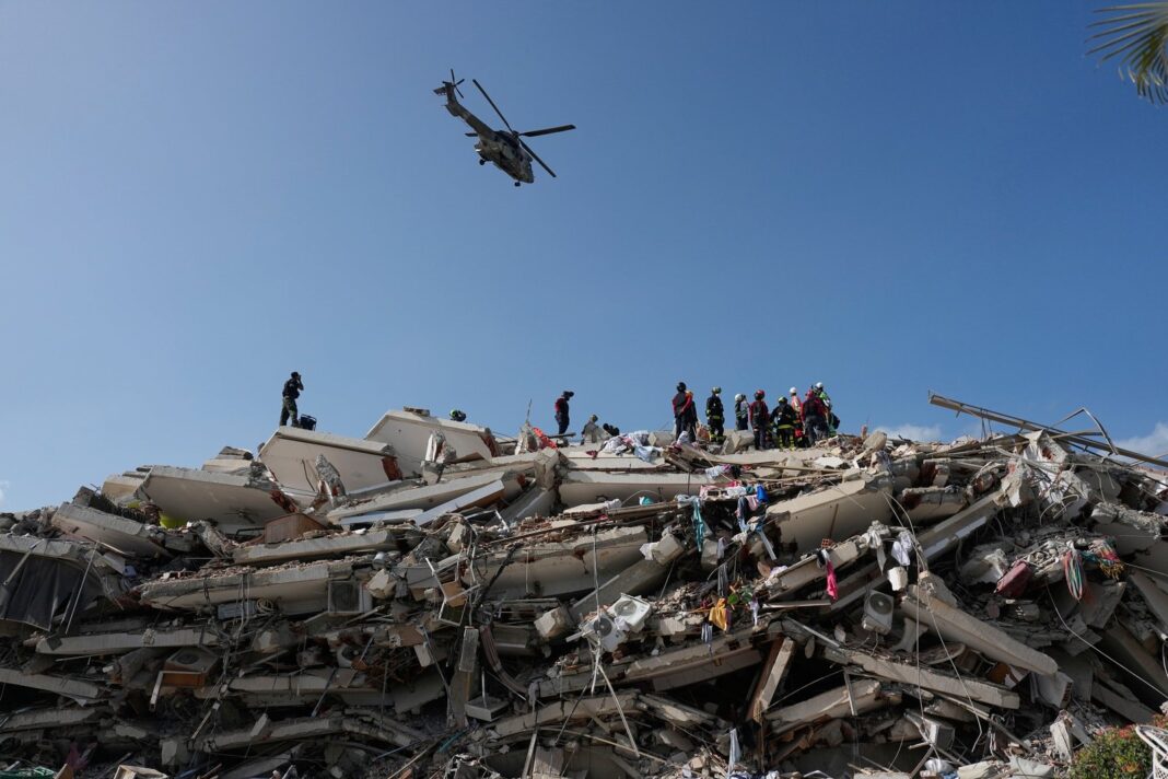 Rescatistas entre escombros tras terremoto en Venezuela