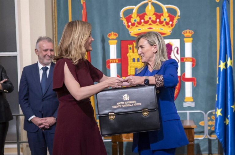 Milagros Tolón y Pilar Alegría en una conferencia de prensa