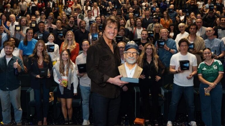 Tom Cruise, Colin Farrell y Dakota Fanning sosteniendo un busto de Steven Spielberg en el estreno de Disclosure Day