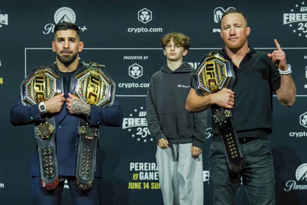 Ilia Topuria dentro del octágono de la UFC
