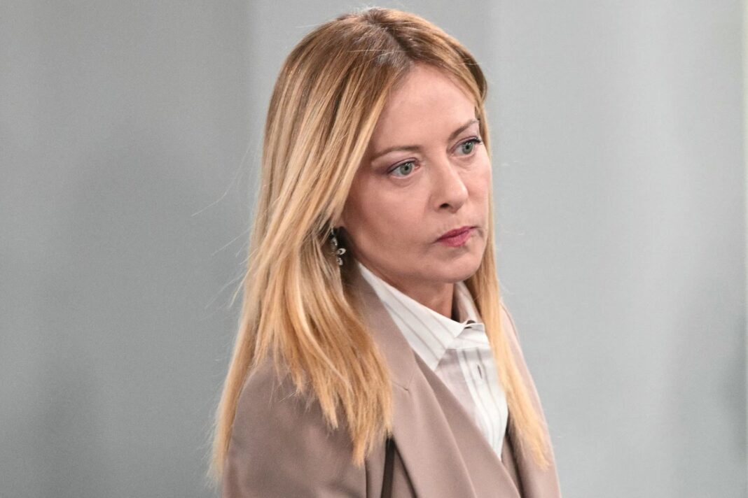 Giorgia Meloni y Donald Trump sentados en un sofá durante el G7 en Evian