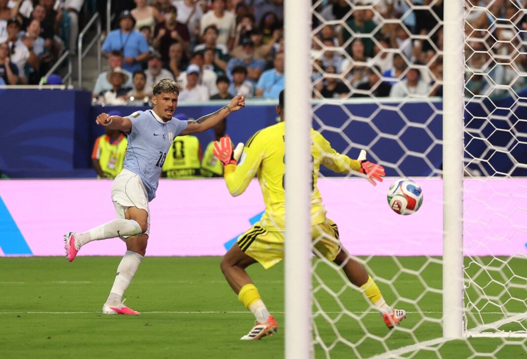 Jugadores de Uruguay y Arabia Saudita disputan el balón durante el partido del Mundial 2026