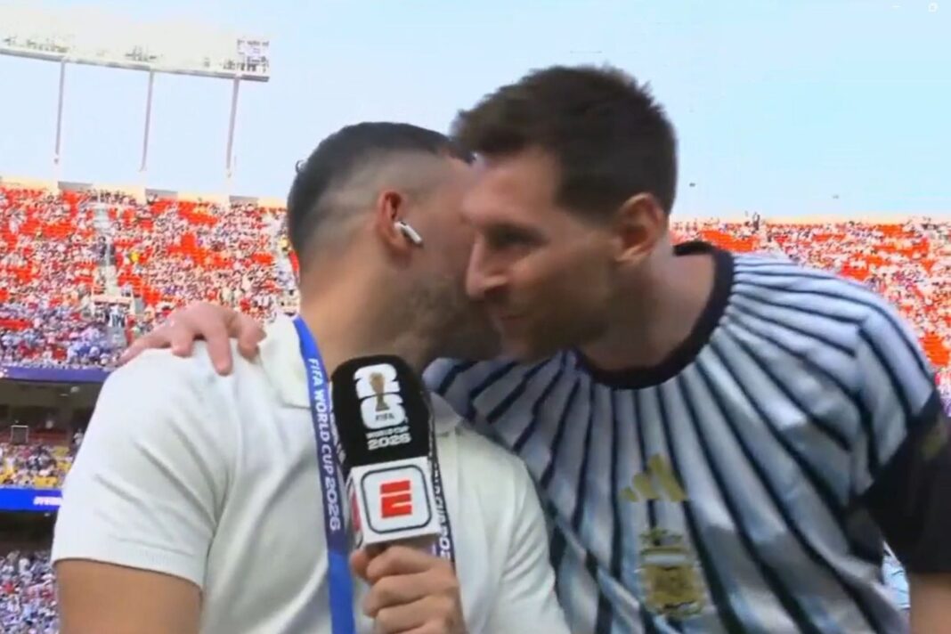 Lionel Messi saludando a Sergio Agüero durante la entrada en calor