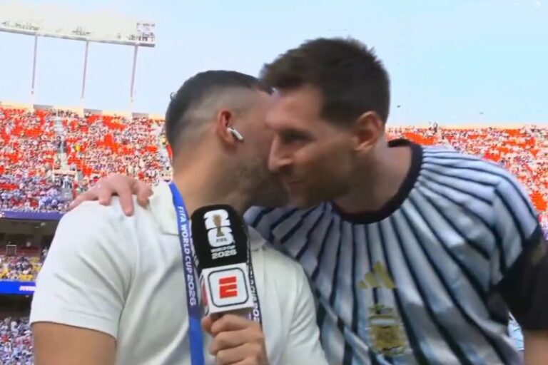 Lionel Messi saludando a Sergio Agüero durante la entrada en calor