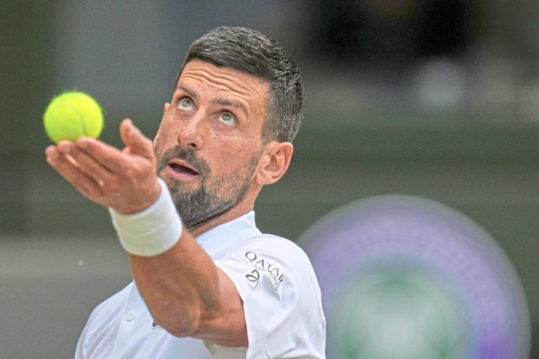 Cancha central de Wimbledon con jugadores en acción durante el torneo