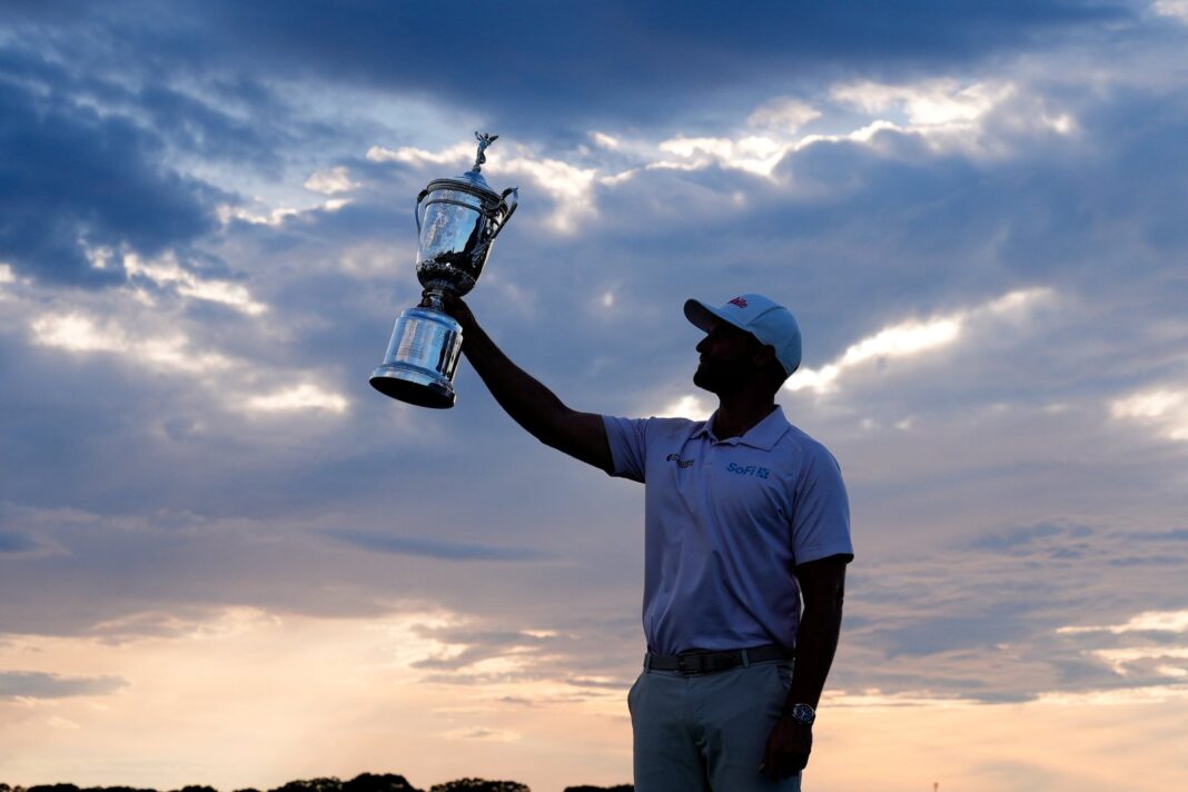 Wyndham Clark con el trofeo del US Open de golf en Shinnecock Hills