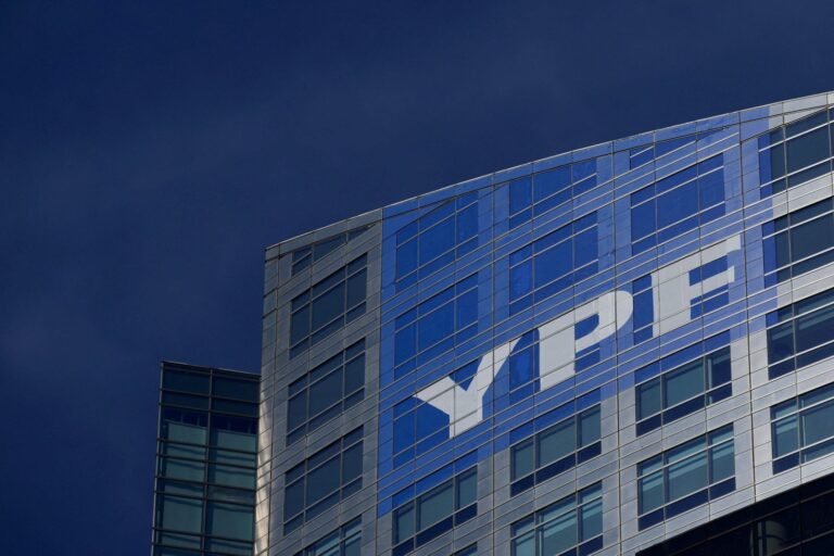 Logo de YPF en el Complejo Industrial La Plata