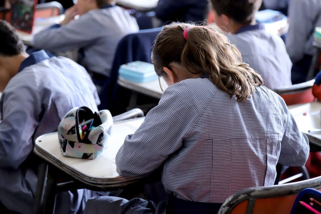 Estudiantes en un aula durante una clase de Educación Sexual Integral en Argentina