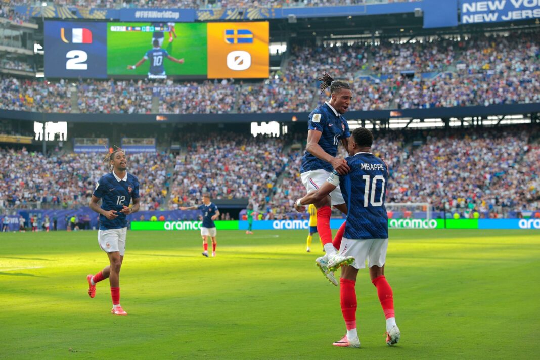 Francia y Paraguay en un partido de octavos de final del Mundial