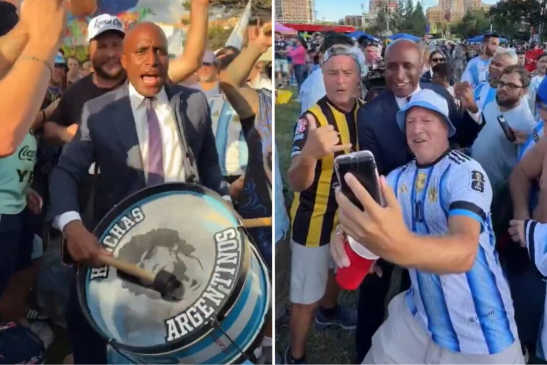 Alcalde de Kansas City tocando un bombo con la imagen de Diego Maradona durante el banderazo argentino