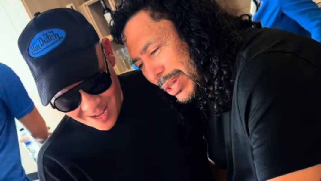El cantante Alzate junto al exportero René Higuita en un aeropuerto