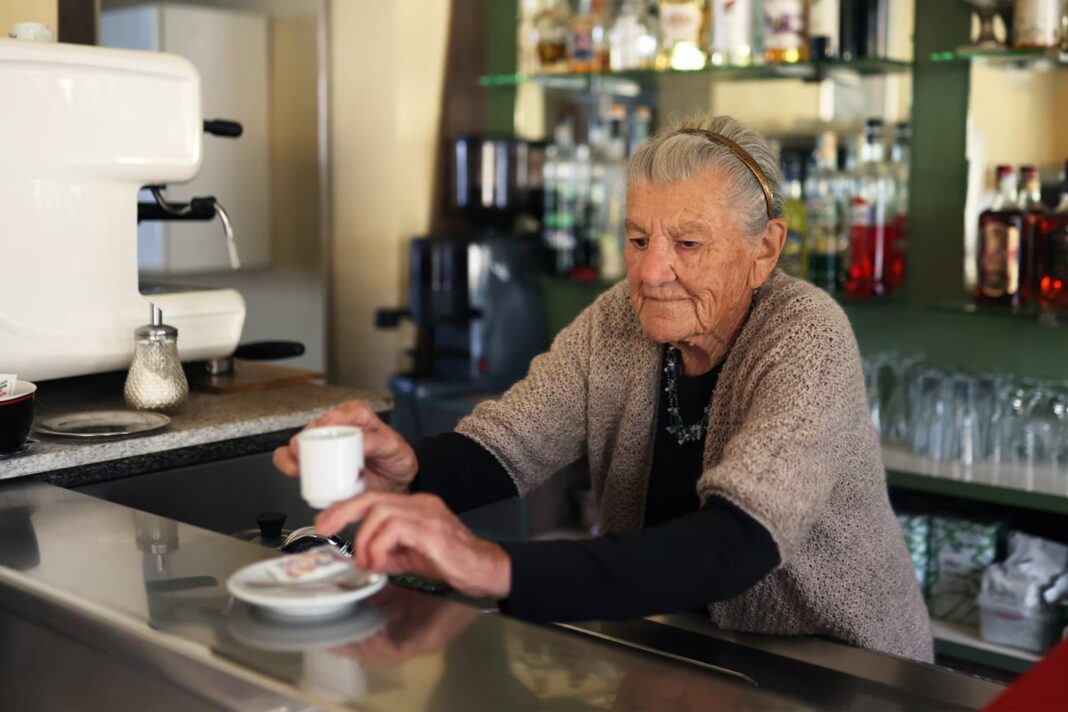 Anna Possi detrás de la barra del Bar Centrale en Nebbiuno, Italia
