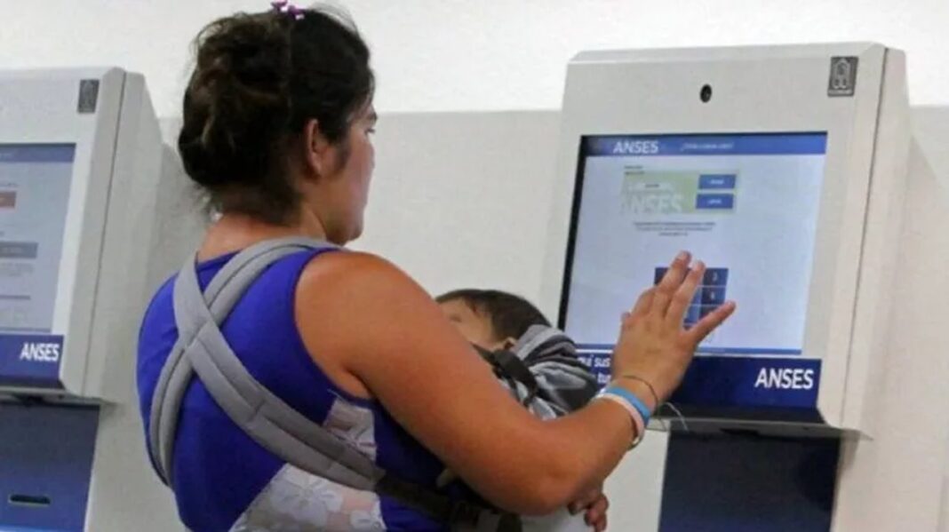Persona gestante en oficina de ANSES realizando trámite presencial para la Asignación por Embarazo