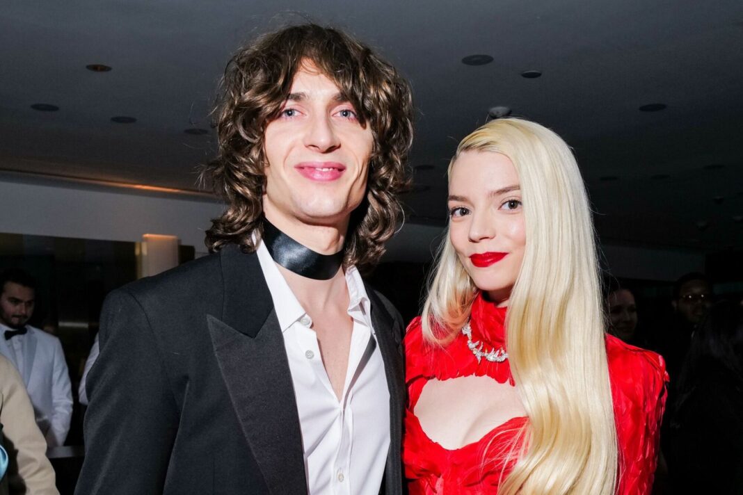 Anya Taylor-Joy y Malcolm McRae en un evento