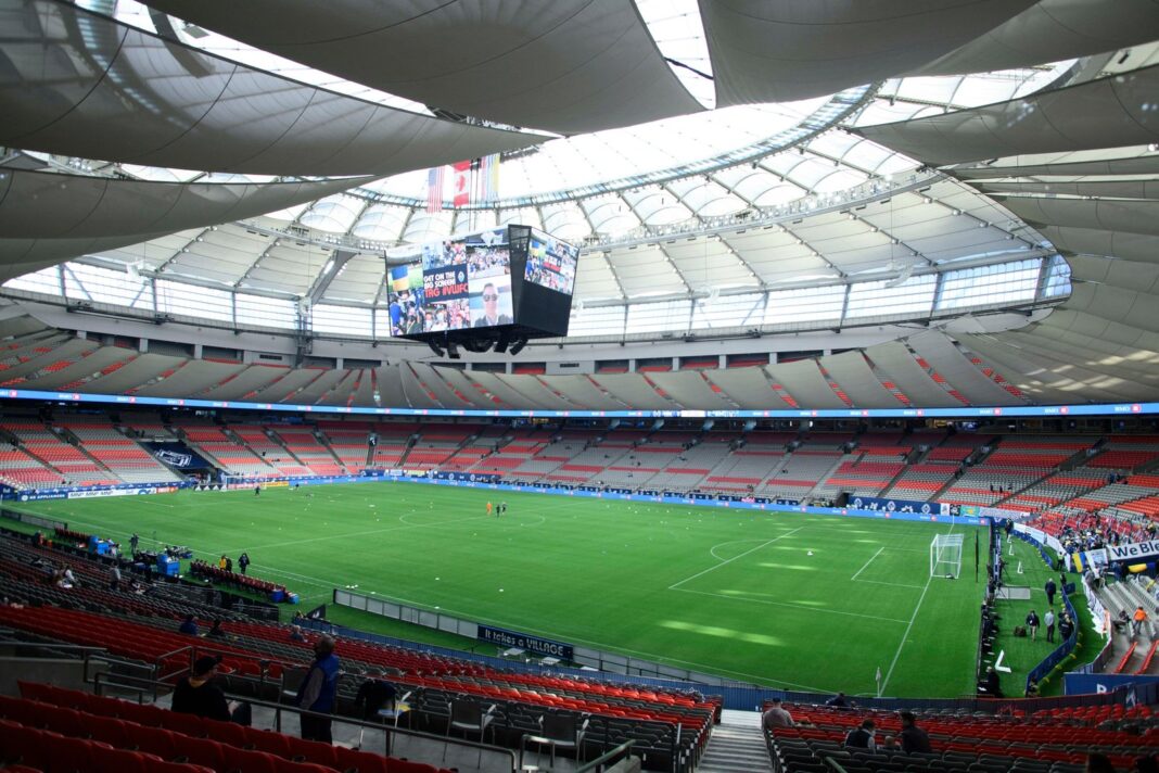 Vista exterior del estadio BC Place Vancouver con iluminación LED
