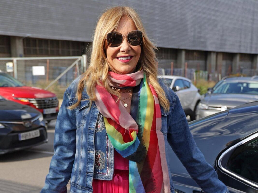 Belén Rodríguez mostrando vendajes en el codo tras ser atropellada en Madrid