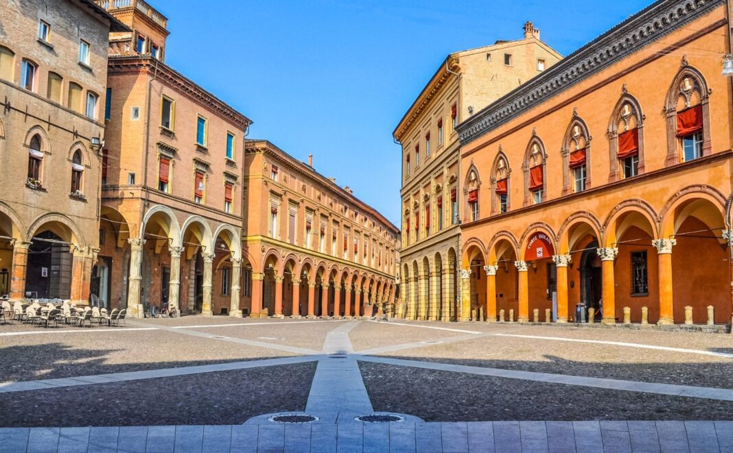 Pórticos de Bolonia, Italia, con columnas adosadas y calles peatonales