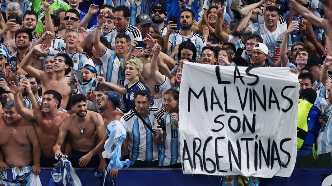 Bandera argentina con la leyenda Las Malvinas son argentinas en un estadio de fútbol durante el Mundial 2026