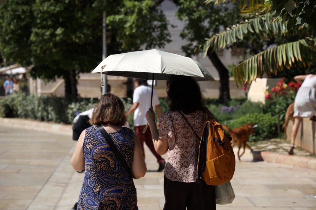 Personas en la calle con calor extremo en España