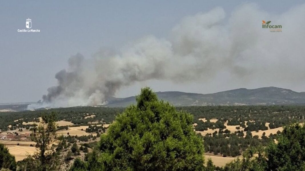 Incendio forestal en La Mierla, Guadalajara, con aeronaves y personal de emergencia