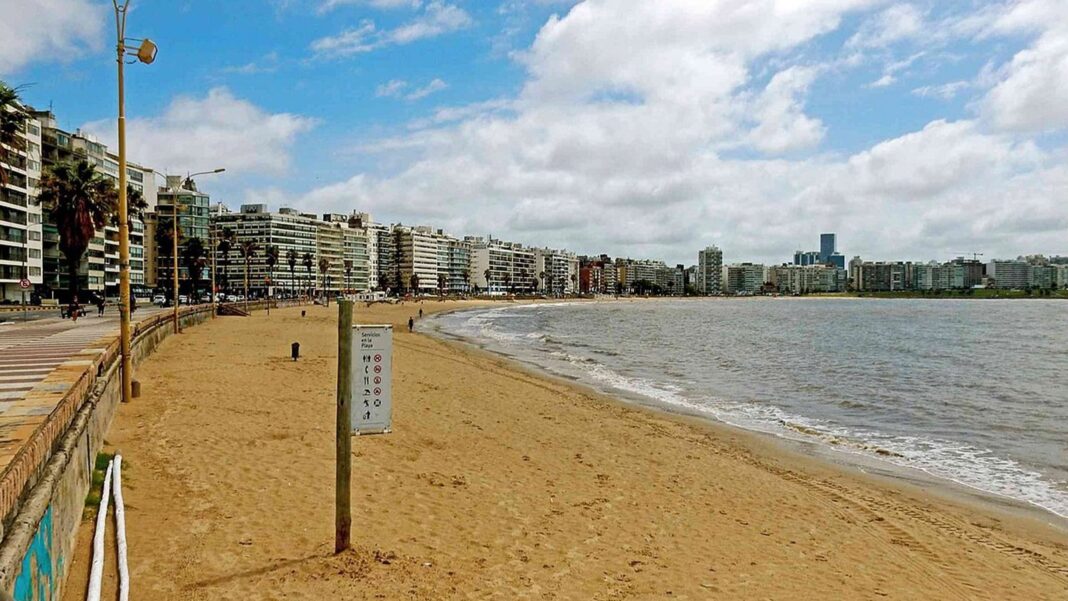 Vista panorámica de Montevideo con cielo nublado