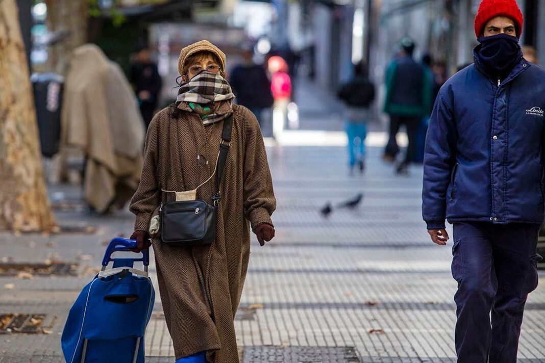 Termómetro marcando temperatura bajo cero en Buenos Aires