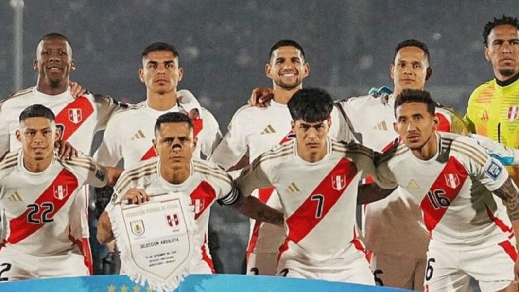 Balón de fútbol sobre campo de juego con banderas de selecciones sudamericanas