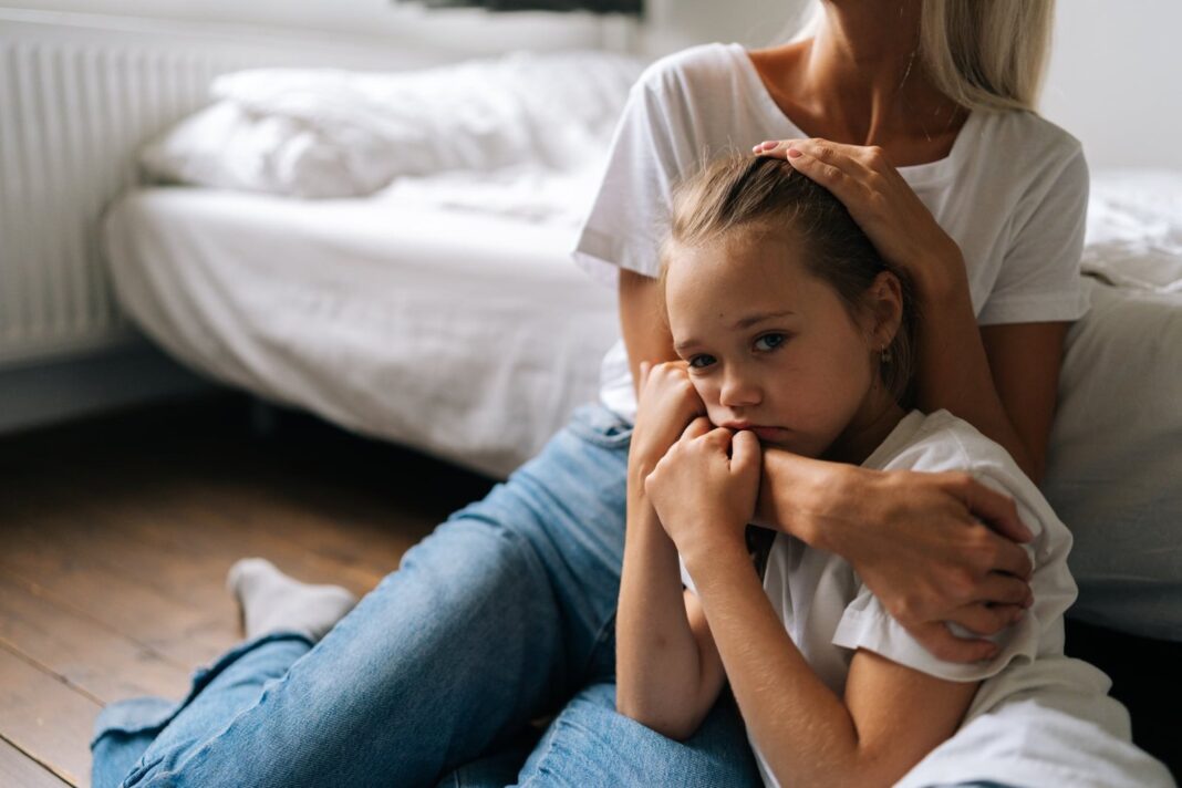 Madre e hijo dialogando en una sala de estar