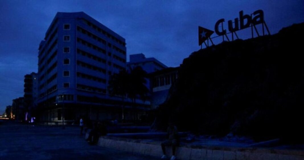 Vista nocturna de La Habana a oscuras durante un apagón eléctrico
